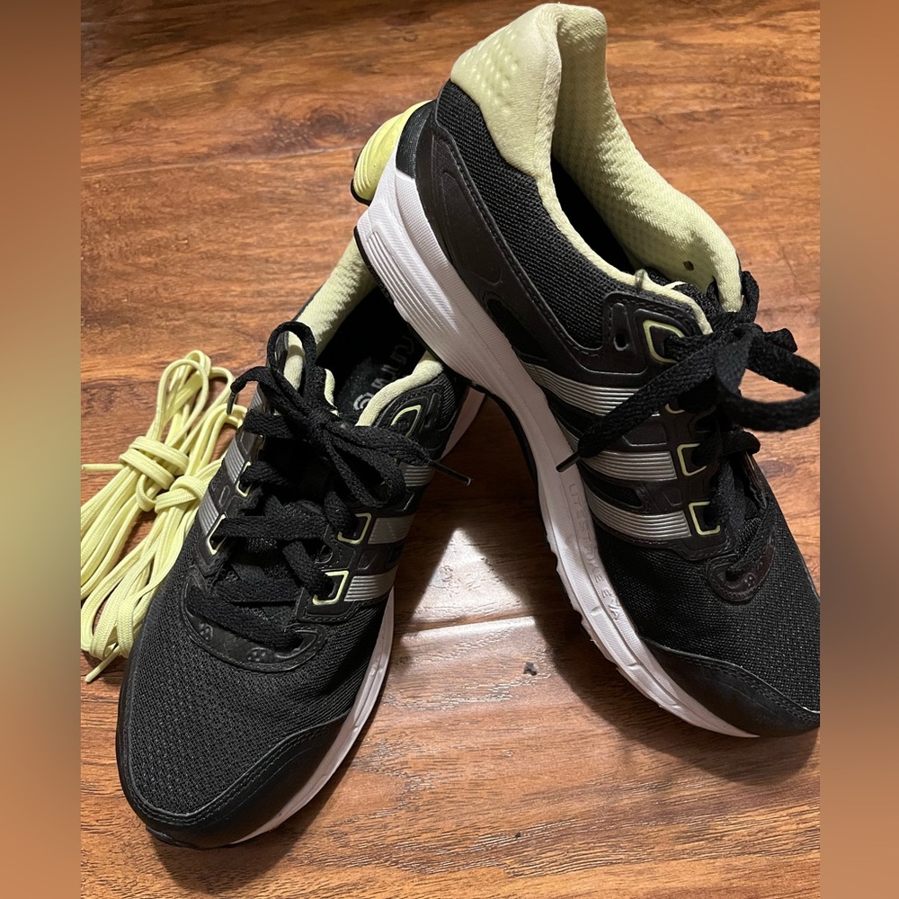 Adidas Adiprene running shoes women’s size 7.5 with extra shoelaces. EUC
